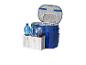 Sac isotherme bleu avec couvercle ouvert, contenant trois bouteilles dans un support en maille blanche.
