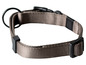 Un collier de chien marron avec une boucle noire.