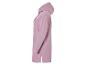 Un sweat-shirt rose à capuche et à manches longues.
