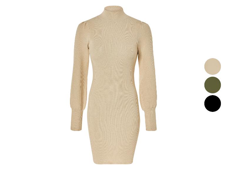 Robe en maille beige à manches longues.