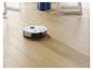 Robotstofzuiger reinigt lichte houten vloer, laat een schone strook achter.