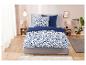 Bloemen beddengoed in marineblauw en wit.
