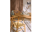 Table à manger en bois avec chaises, décorée d'un vase de fleurs roses et d'objets en céramique.