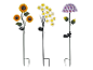 Drie solar tuinlampen in de vorm van bloemen: zonnebloemen, witte bloesems en paarse hortensia's.