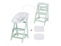 Une chaise haute Stokke Tripp Trapp verte avec un siège blanc matelassé et deux coussins supplémentaires.