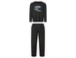 Een zwarte pyjama met lange mouwen en broek, met een print van 'Pretty good at bad decisions'.