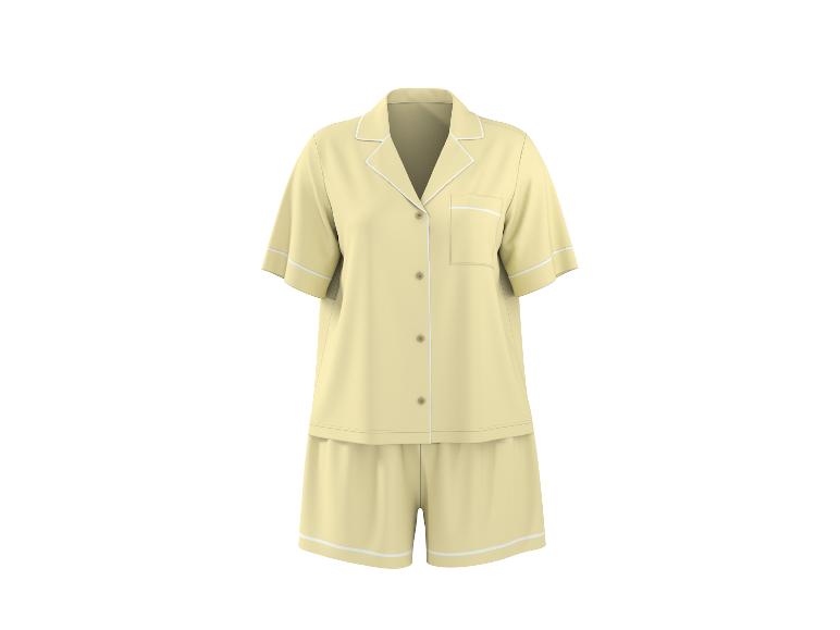 Pyjama deux pièces jaune clair avec passepoil blanc, comprenant une chemise à manches courtes et un short.