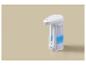 Een witte automatische zeepdispenser met blauwe vloeibare zeep, op een beige achtergrond.