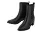 Une paire de bottines noires en cuir avec un talon bloc et des empiècements élastiques latéraux.