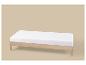 Cadre de lit en bois avec matelas blanc sur fond beige