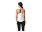Femme en débardeur de sport blanc CRIVIT et leggings noirs, vue arrière.