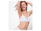 Femme souriante en soutien-gorge et culotte blancs.