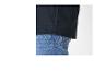 T-shirt bleu foncé et jean bleu.