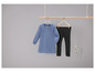 Een blauwe longsleeve en zwarte leggings hangen aan een houten rek.