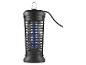 Zwarte elektrische insectenverdelger met blauw licht, ophanglus en stroomkabel.