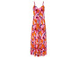 Een roze maxi-jurk met bloemenprint.