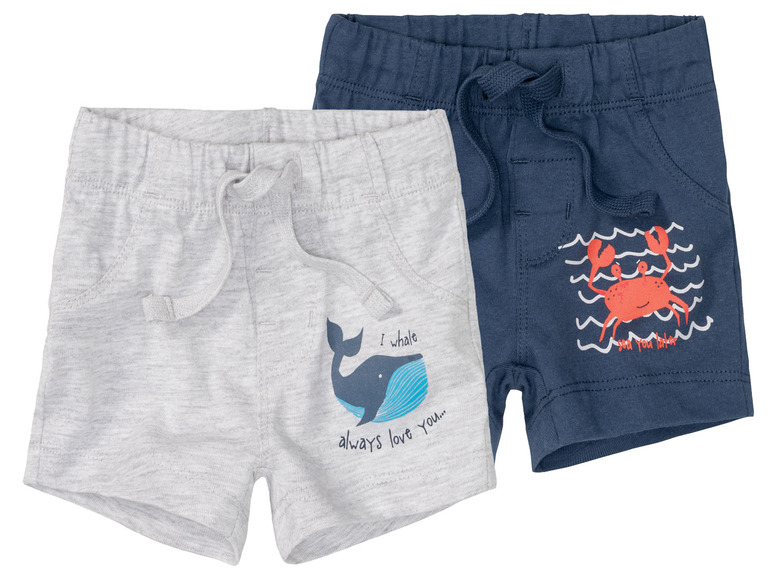 Deux paires de shorts pour garçons avec un imprimé baleine et crabe.