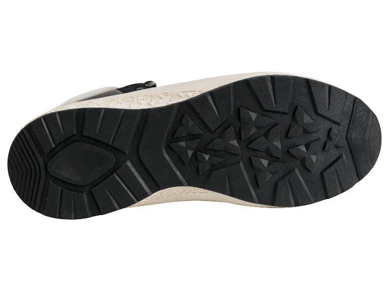 De onderkant van een zwarte sneaker met een wit profiel.
