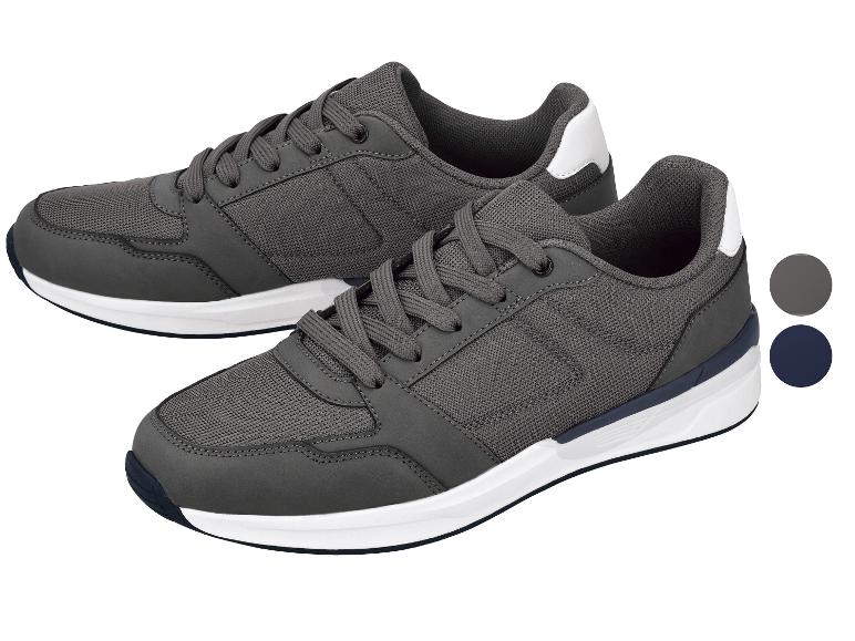 Deux paires de baskets grises pour hommes avec semelles blanches, l'une avec un accent bleu foncé.