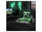 Gamingkamer met groen karakterkussen op bed, computeropstelling en geometrische wandlampen.