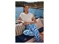 Haut blanc, pantalon bleu à motifs, sur un yacht.