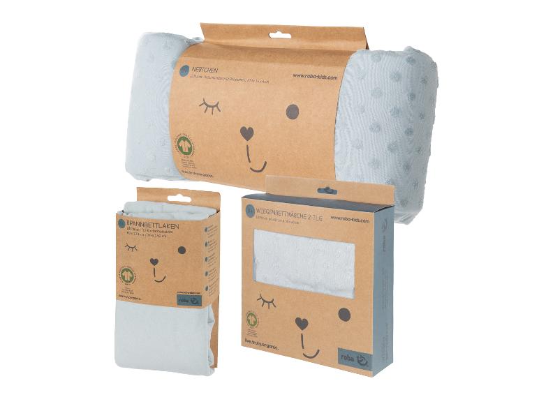 Roba Lil Planet babybeddengoedset, met een bedomrander, hoeslaken en wiegbekleding, alles in kartonnen verpakkingen met berenthema.