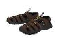 Een paar bruine en zwarte herensandalen met bandjes en gele details.