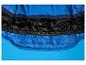 Blauwe en zwarte jas met elastische band op een blauwe achtergrond.