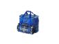 Sac isotherme bleu avec une couverture de pique-nique à carreaux.