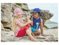 Deux enfants en vêtements d'été sur la plage avec des coquillages.