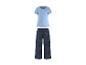 Lichtblauw T-shirt en donkerblauwe broek met bladpatroon.