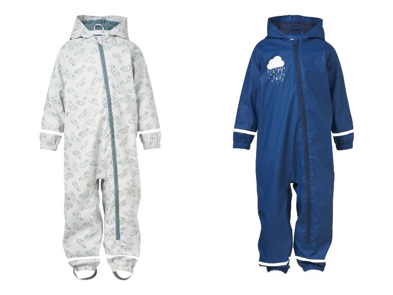 Twee kinderregenpakken: één wit met auto-opdruk, de andere blauw met wolk- en regenopdruk.