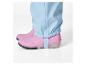 Pantalon de pluie bleu clair avec bottes en caoutchouc roses.