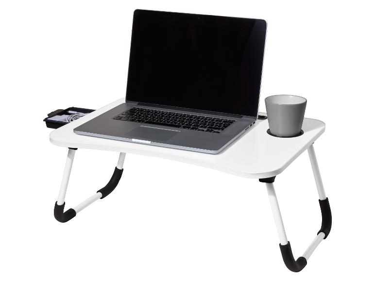 Table pliante blanche avec un ordinateur portable et une tasse grise.