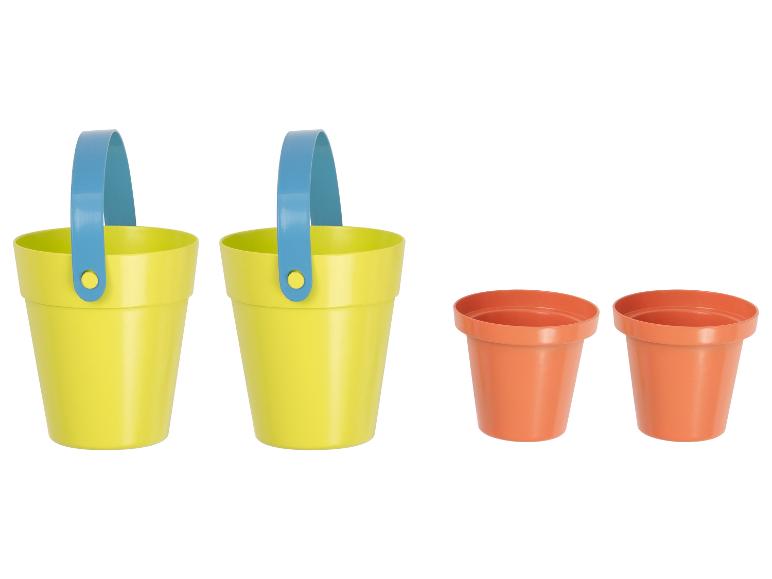 Twee gele emmers met blauwe handvatten en twee oranje potten.