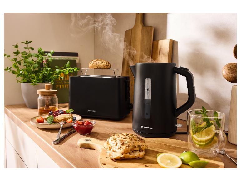 Zwarte SilverCrest broodrooster en waterkoker, met ontbijt op een houten aanrecht.