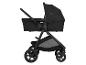 Zwarte kinderwagen met reiswieg en wielen, zijaanzicht.