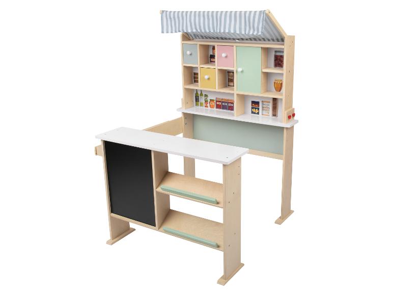 Een houten speelgoedwinkel met planken en een krijtbord.