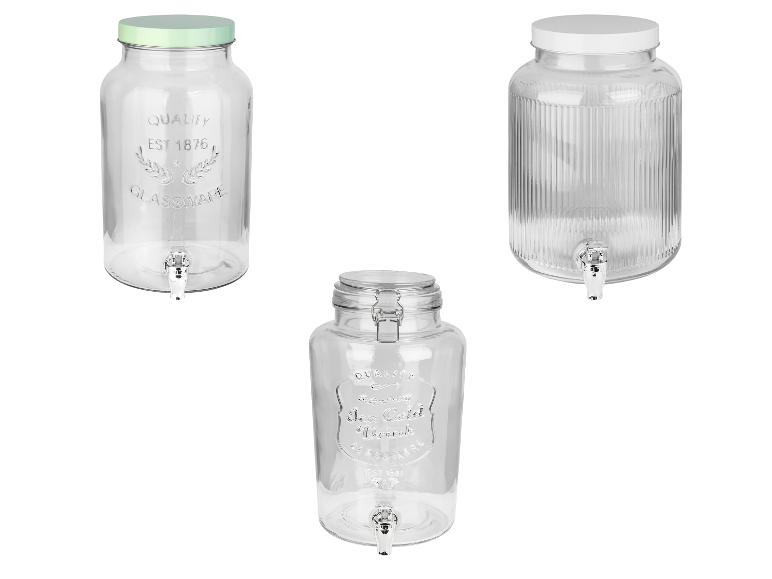 Drie grote glazen kruiken met kraan, vintage en retro stijlen.