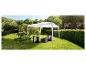 Witte tuinpaviljoen met synthetisch rotan tuinmeubilair.