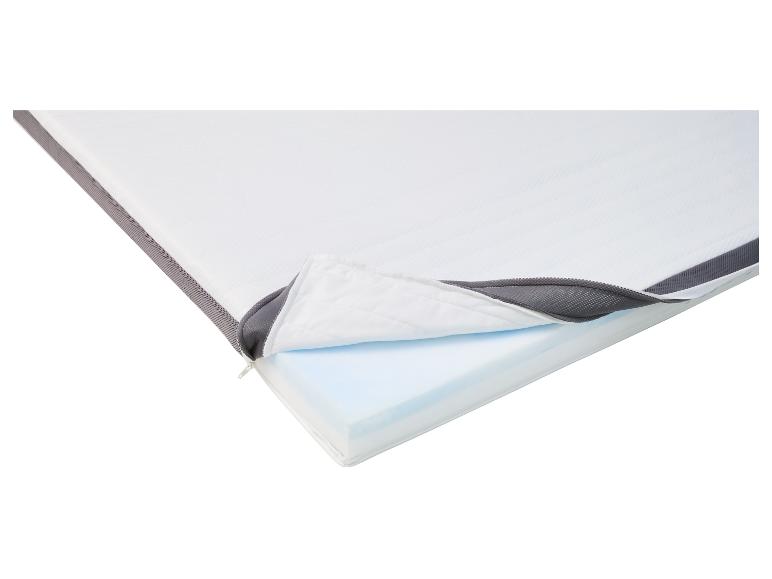 Matelas confortable et pratique avec housse zippée.