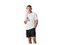 Man in een wit T-shirt en zwarte korte broek, met een badmintonracket.