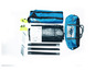 Een blauwe tent, tentstokken en accessoires van het merk High Peak.