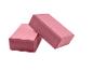 Twee roze yogablokken op een witte achtergrond.