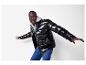 Man in glanzend zwart pufferjack en hoodie.