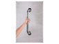 Een hand houdt een verchroomd handvat op een muur vast.