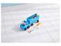 Blauwe houten speelgoedtruck met aanhanger, gereedschap en Peppa Pig-figuren op een witte vloer.