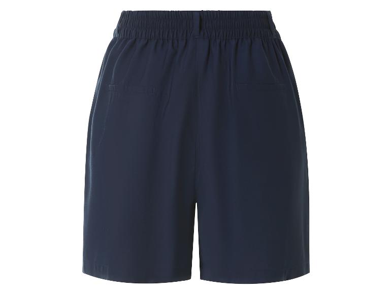 Shorts foncés à taille élastique.