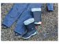 Deux bottes de pluie bleues avec un imprimé de poisson et un pantalon bleu.
