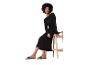 Robe noire et sandales à clous : mode féminine élégante.